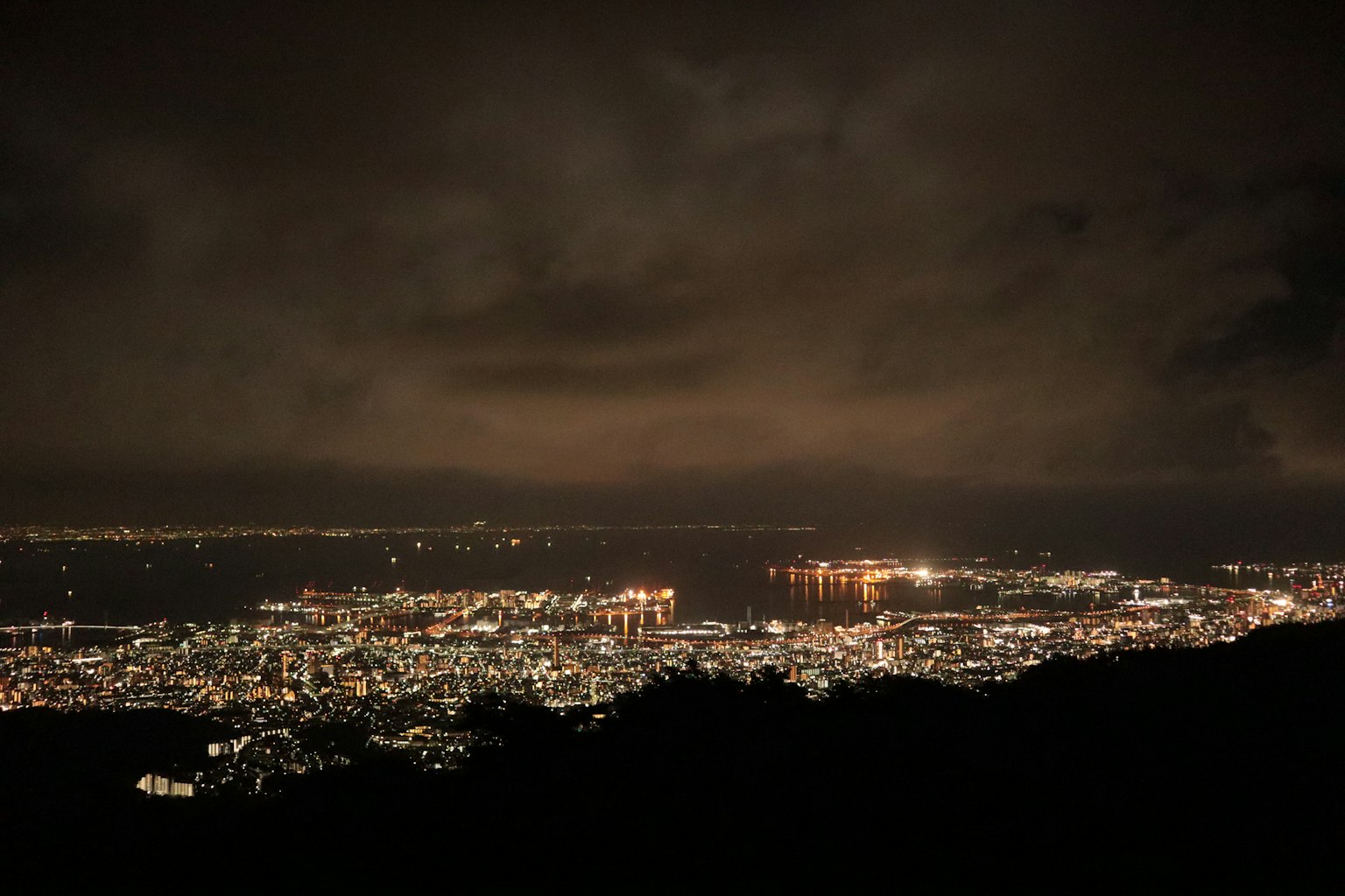 Nachtsicht einer Stadt mit schimmernden Lichtern