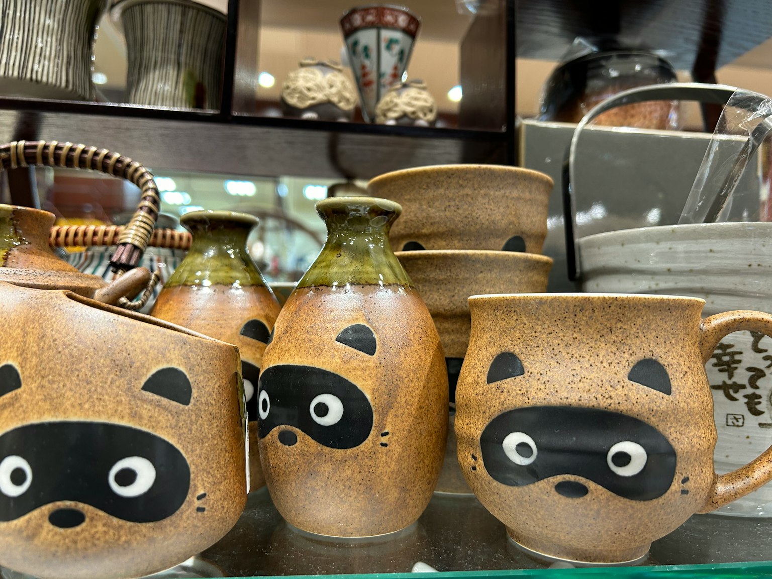 Cốc và chai gốm màu nâu có mặt của con chồn đất liền