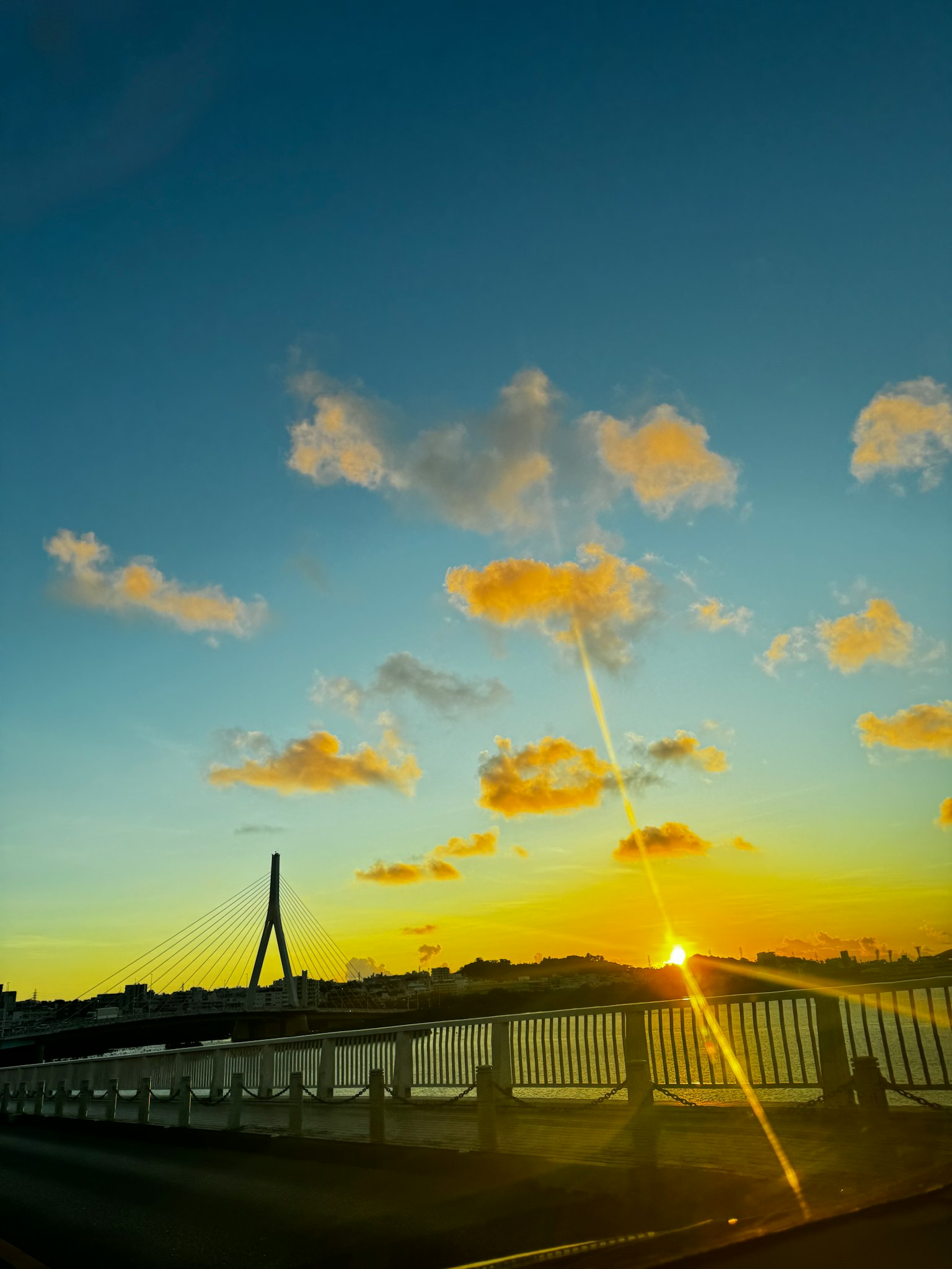 Schöne Sonnenuntergangsansicht mit Wolken und einer Brücke
