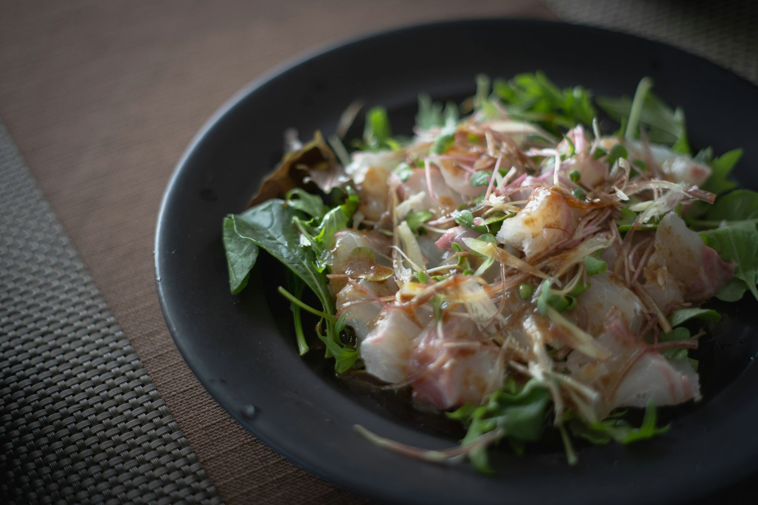 Salad sashimi ikan segar dengan rempah