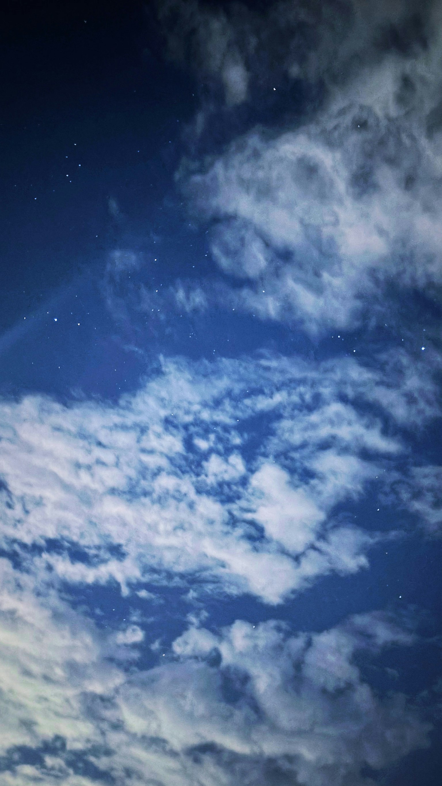 青い空に白い雲が広がる風景