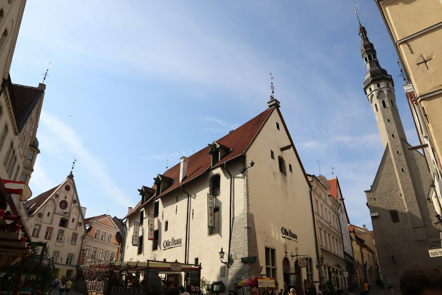Bangunan indah di Kota Tua Tallinn dengan langit biru