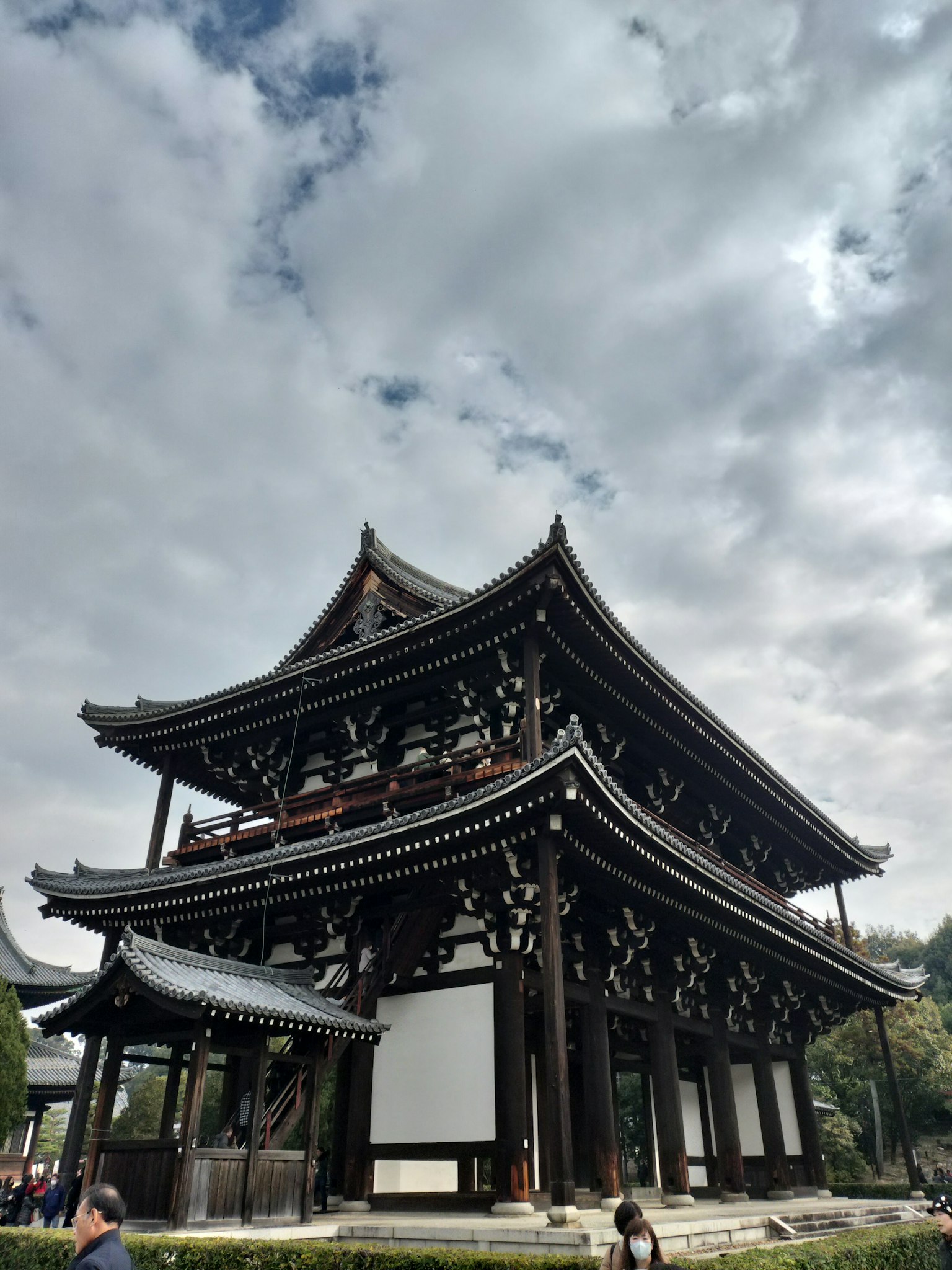 Traditioneller japanischer Tempel mit einem mehrstufigen Dach und kunstvollen Holzschnitzereien