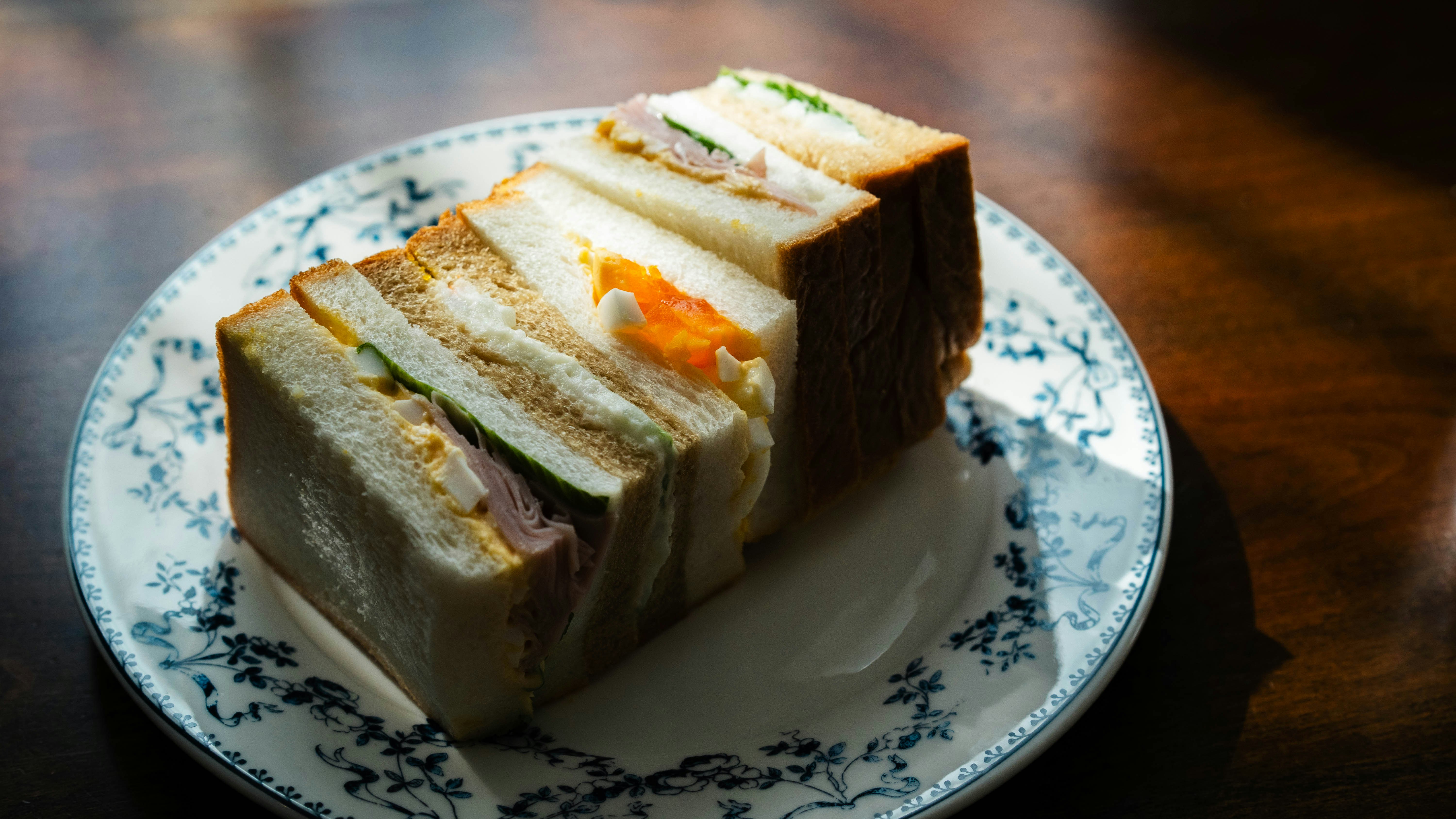 sándwiches en un plato sobre una mesa de café