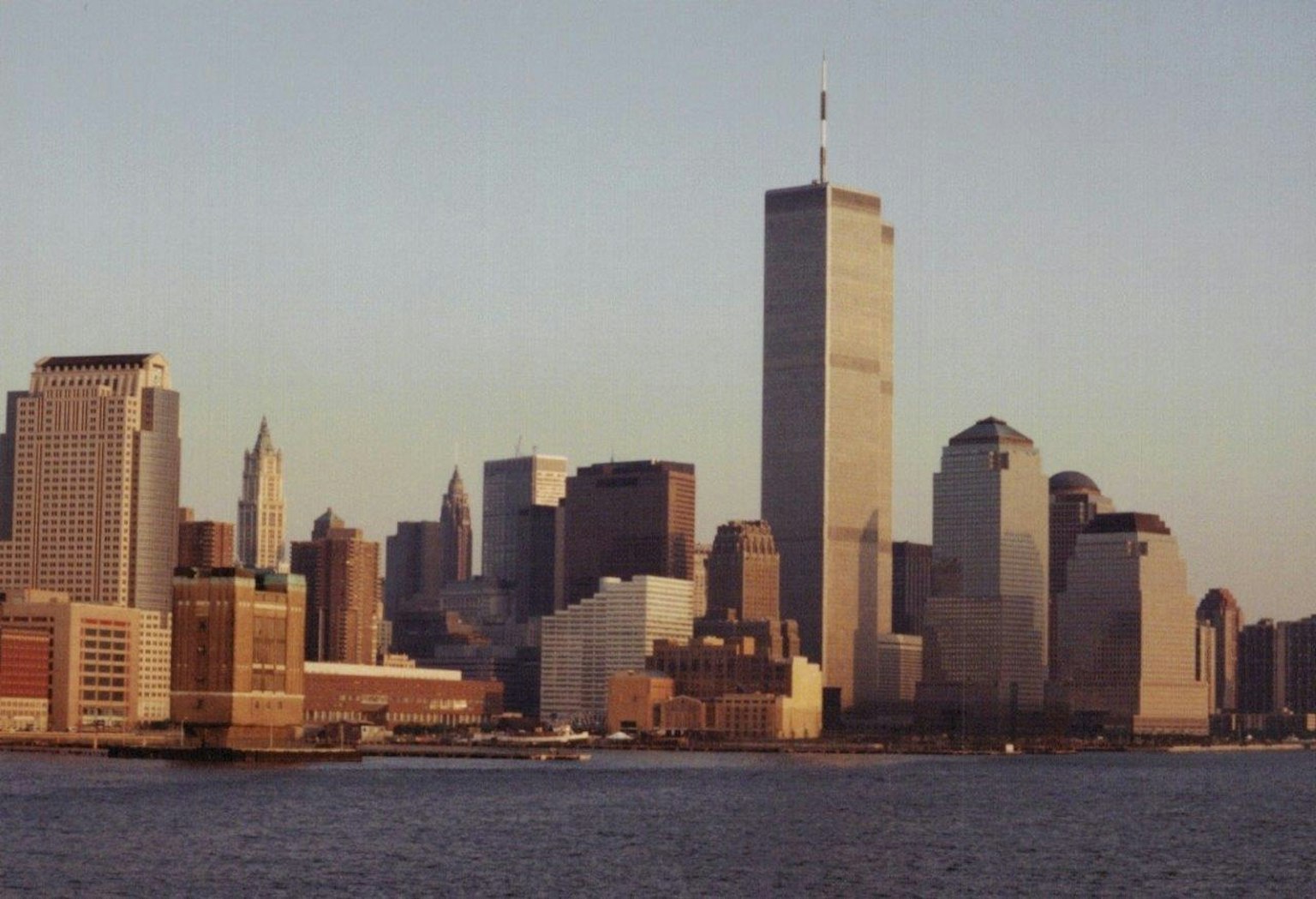 Garis langit Manhattan di New York dengan One World Trade Center saat matahari terbenam