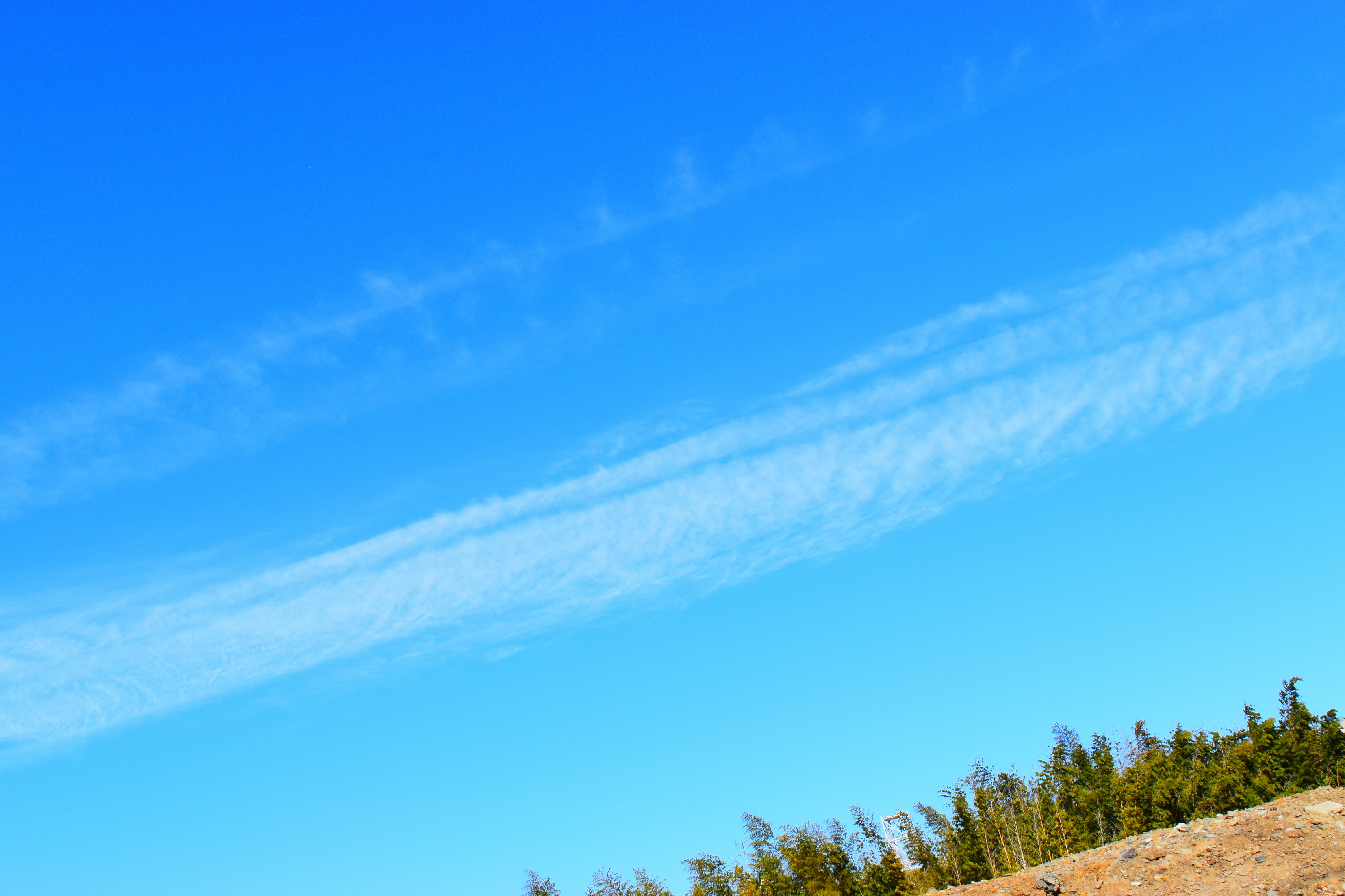 青空の下に広がる雲と大地の風景