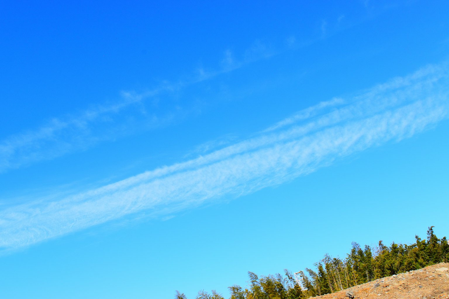 Amplio cielo azul con nubes blancas
