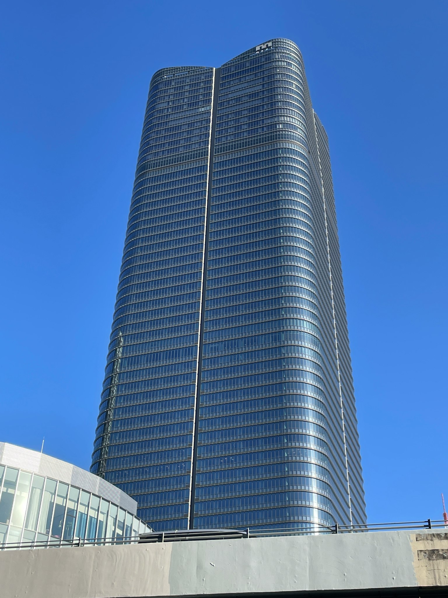 Gratte-ciel s'élevant dans le ciel bleu