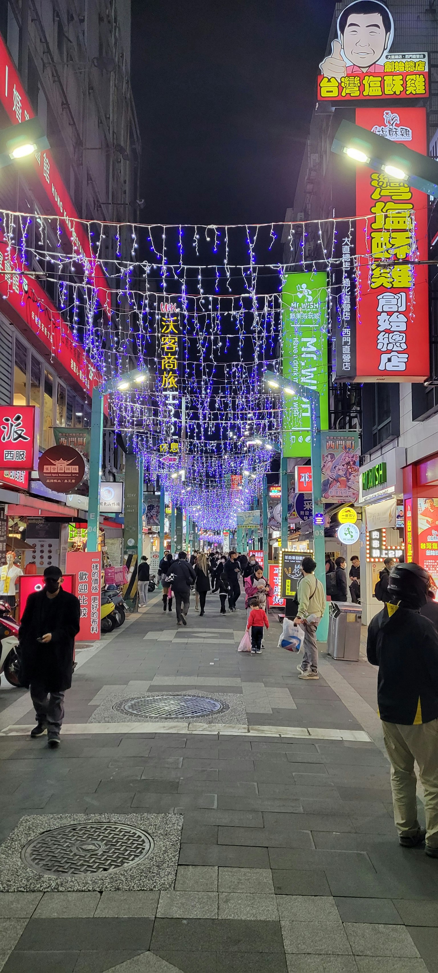 夜晚充满活力的街道，装饰着五彩斑斓的霓虹灯和装饰品