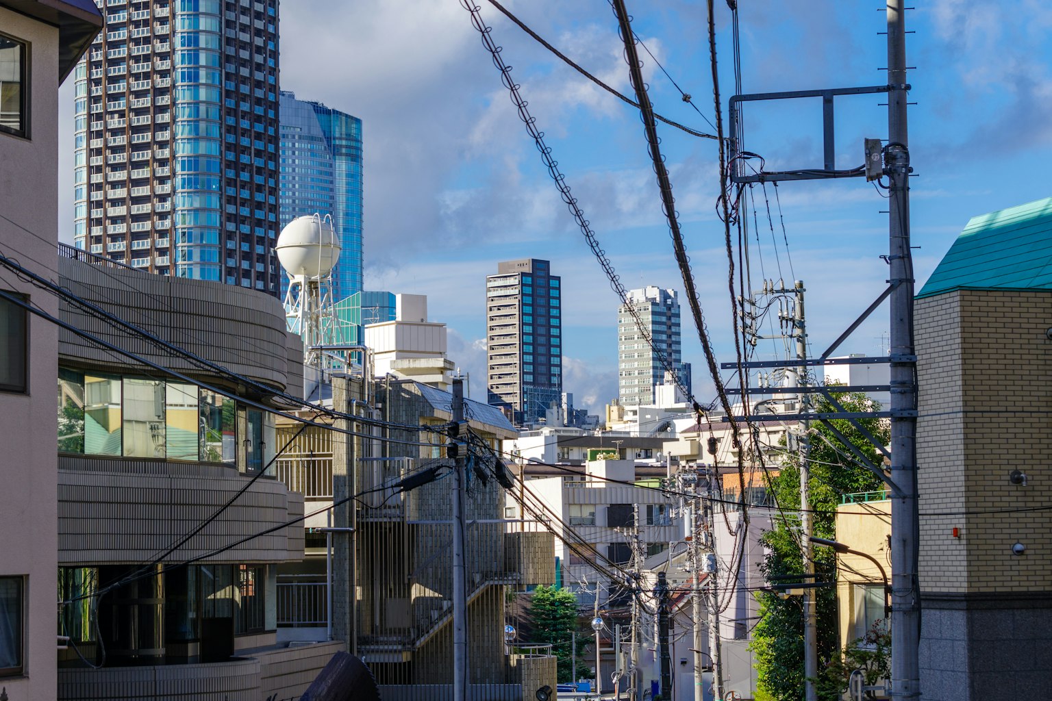 Area pemukiman dengan gedung tinggi di latar belakang di Tokyo