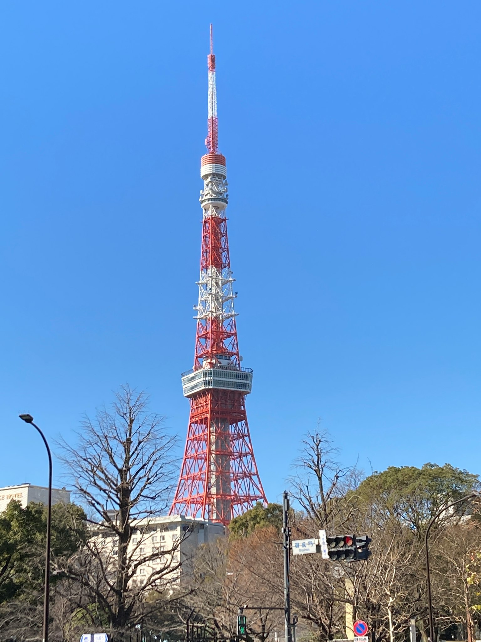 Tour de Tokyo rouge et blanche se dressant contre un ciel bleu