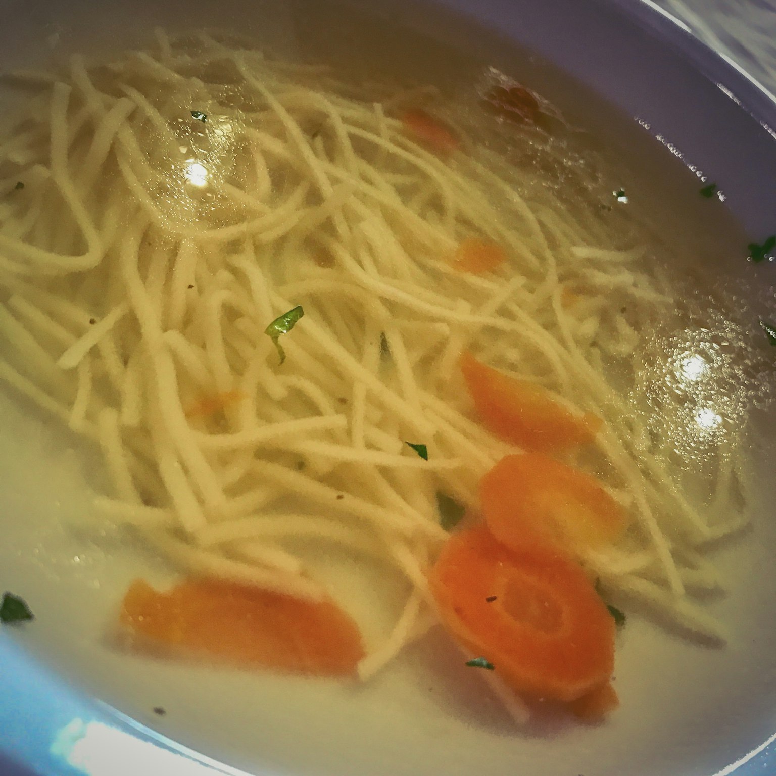 ซุปใสที่มีเส้นบะหมี่และแครอทหั่นแว่น