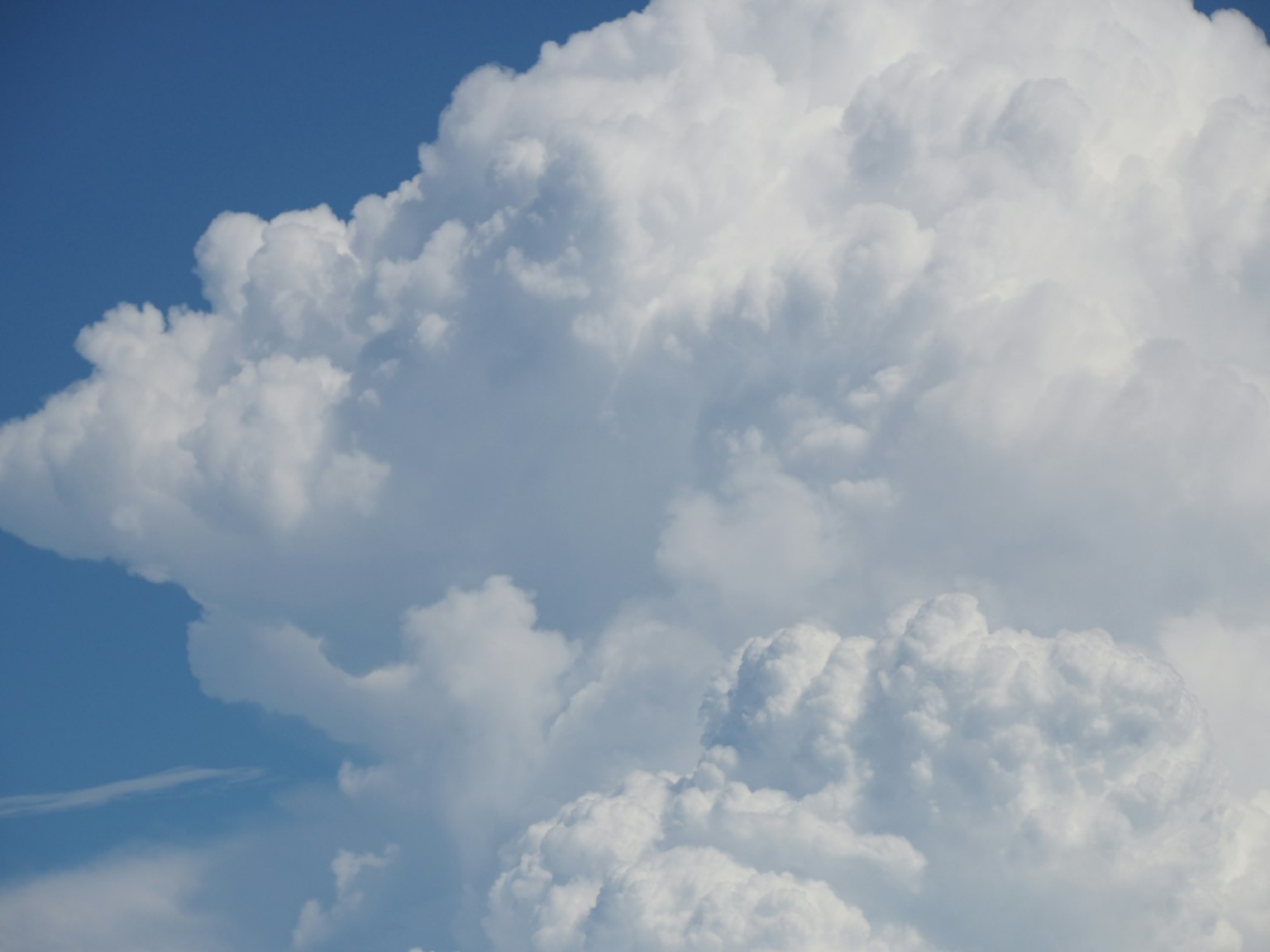 Nuvole bianche soffici contro un cielo azzurro