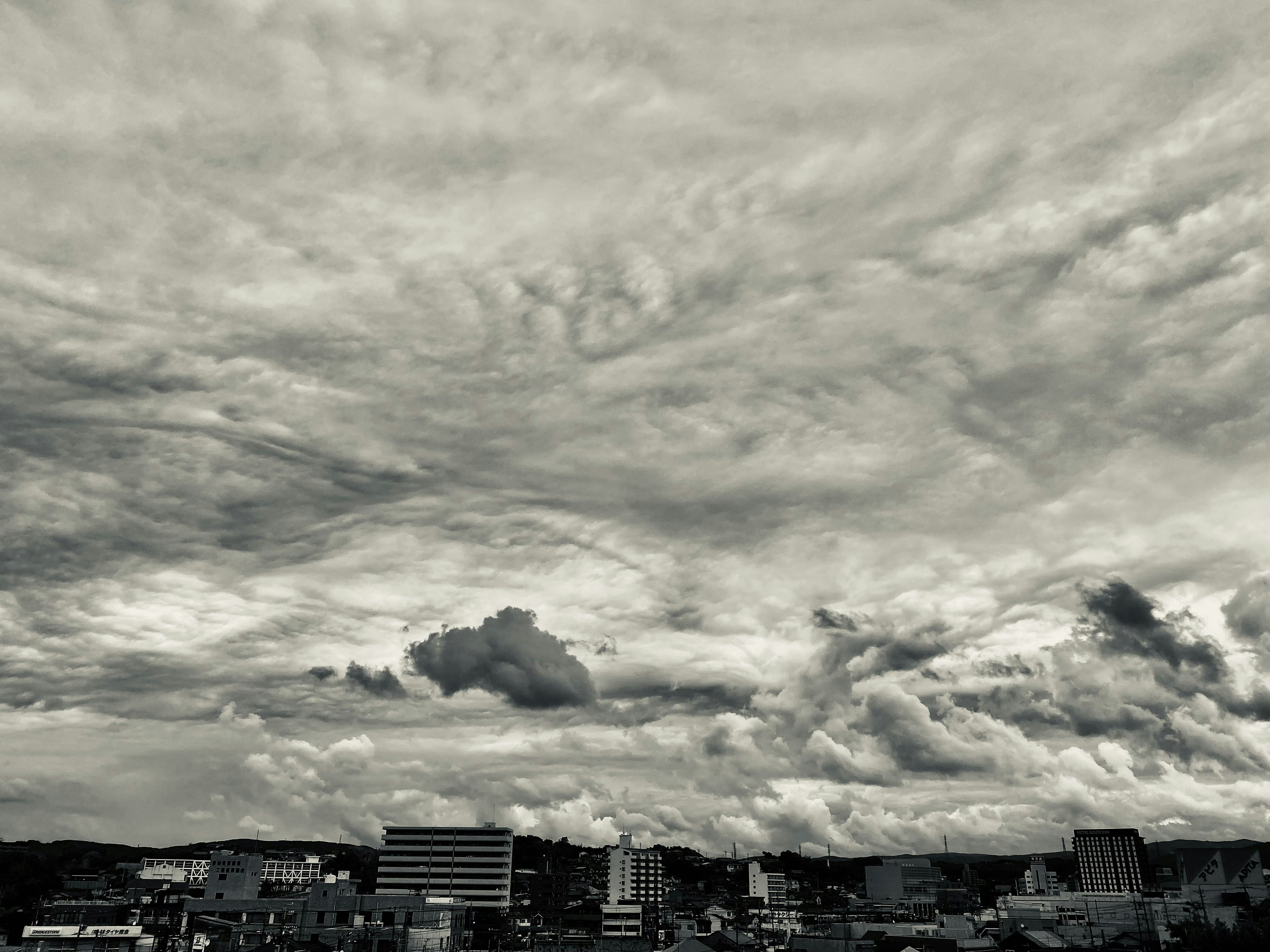 多云天空下的远处城市天际线