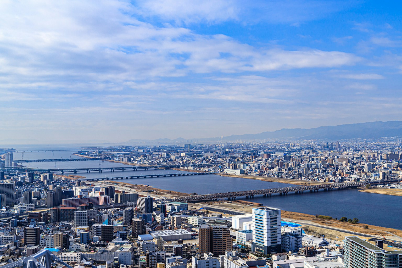 蓝天之下河边城市的全景