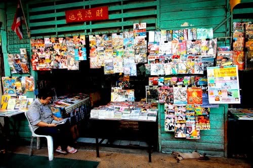 バンコクの屋台風の雑誌・書籍が並ぶ店先の画像