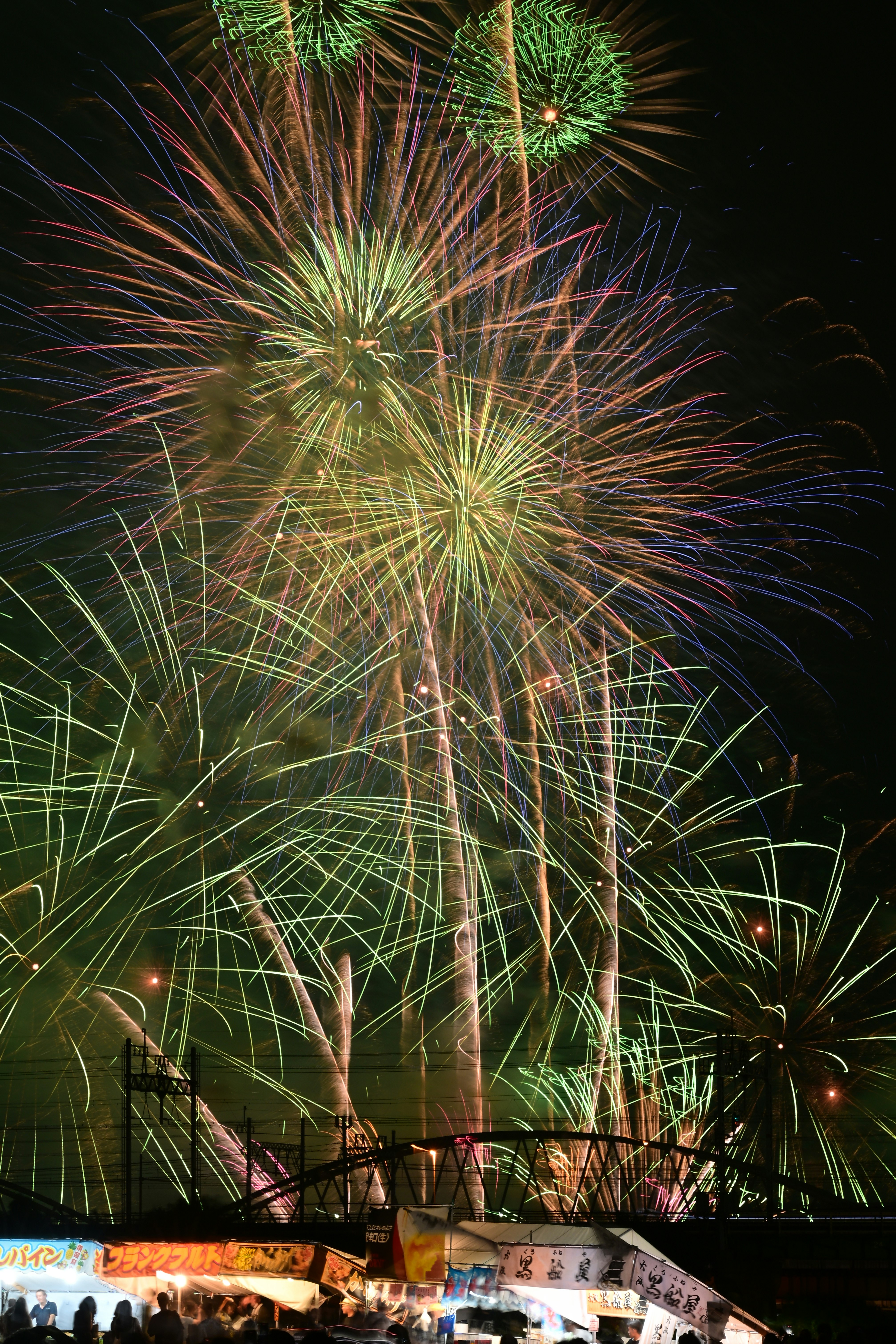 夜空に打ち上がる花火と色とりどりの大輪