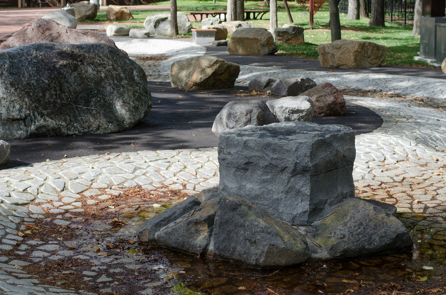 Taman dengan patung batu dan jalur paving