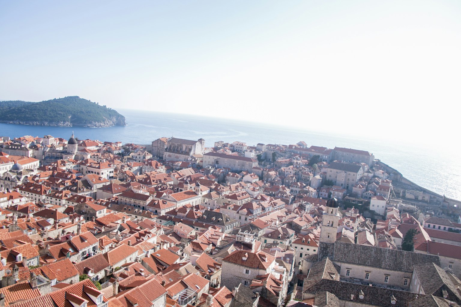 Vista panoramica di Dubrovnik con tetti rossi e mare