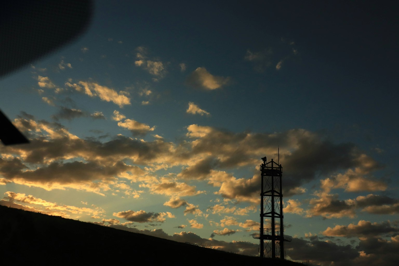 Ciel de coucher de soleil magnifique avec tour en silhouette