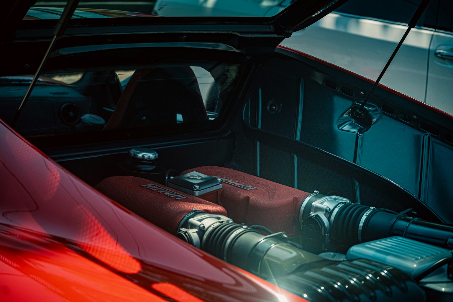 Detaillierte Ansicht des Motorraums eines roten Sportwagens