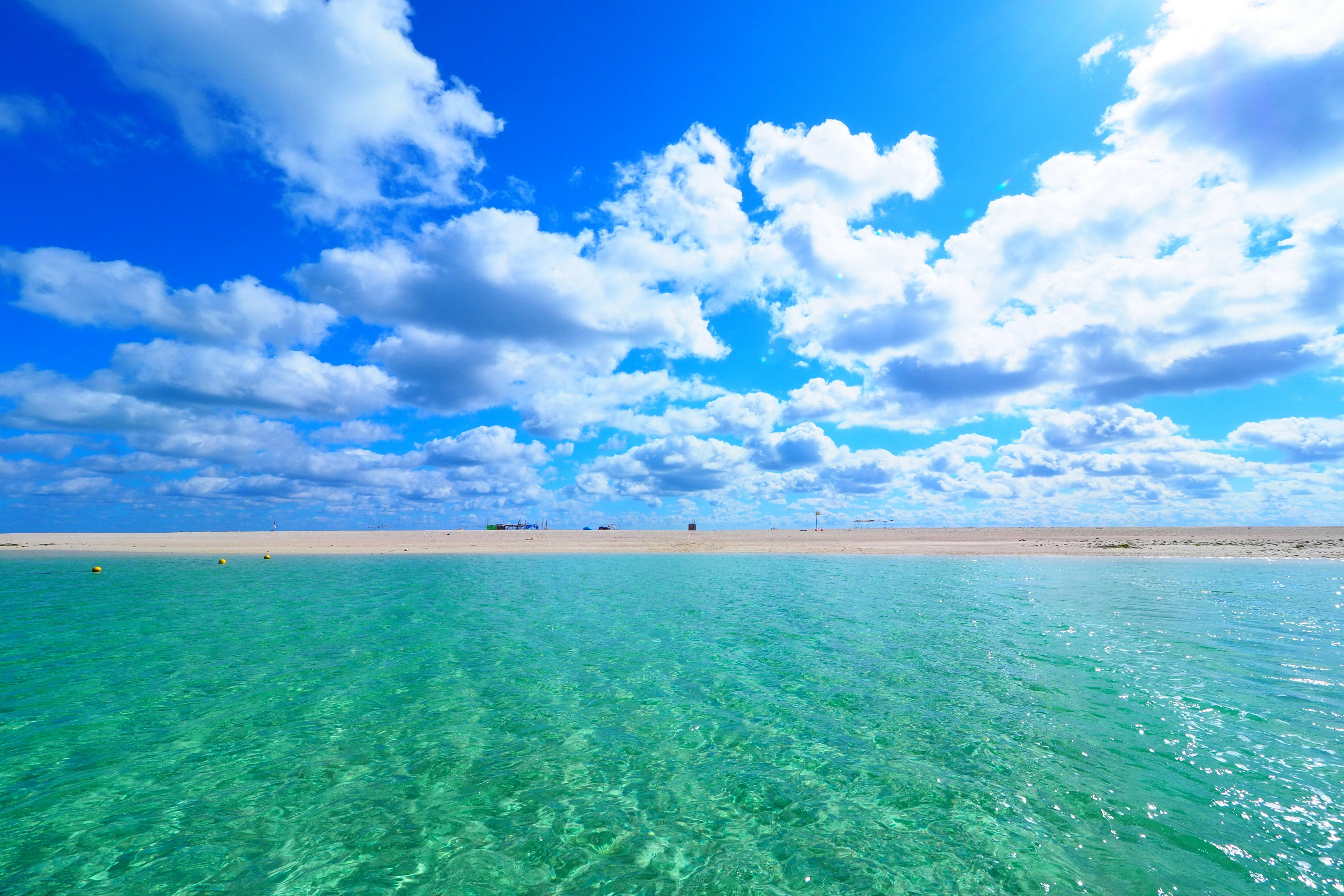 エメラルド色の海と青空の水平線
