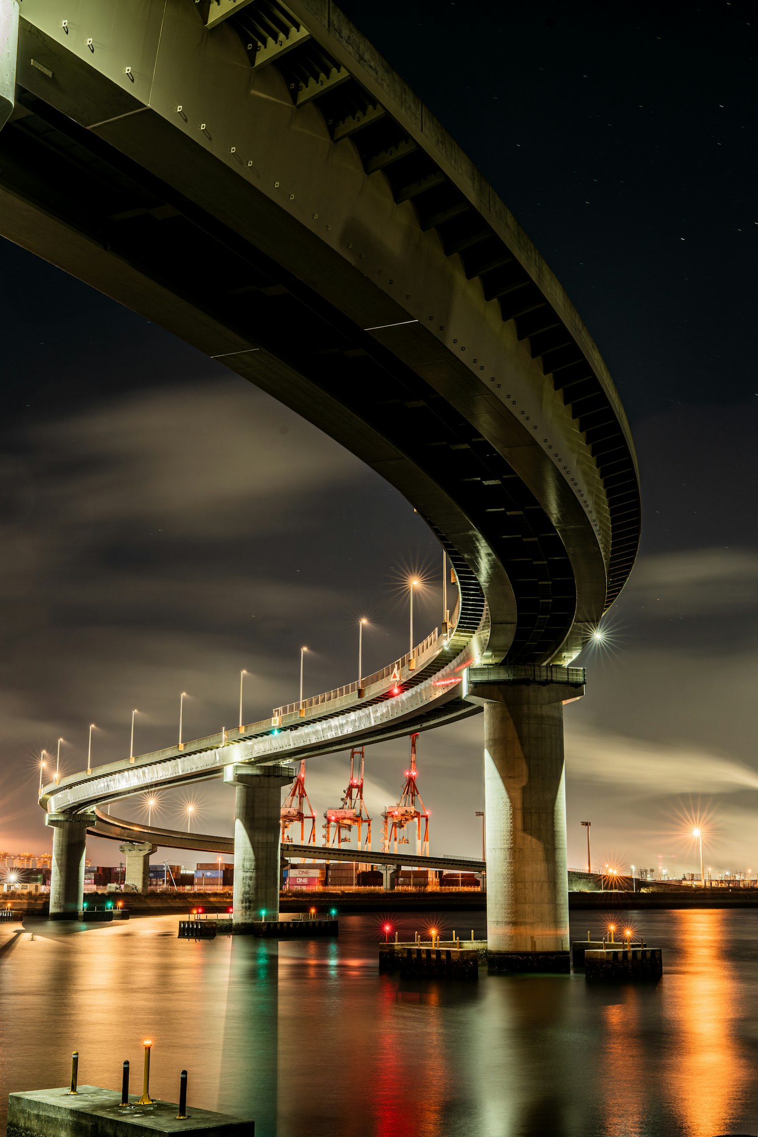 Pemandangan malam jembatan kota dengan pantulan di air