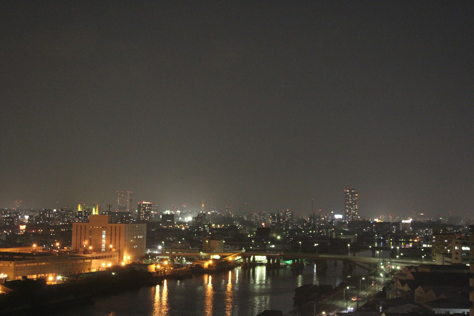 도시 스카이라인과 강의 야경