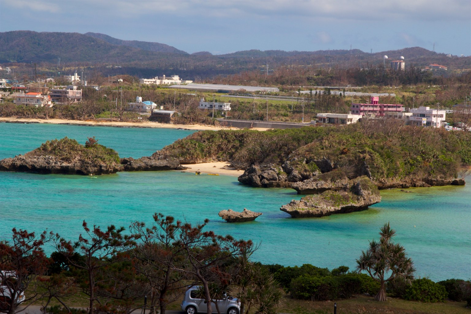 ทิวทัศน์ชายฝั่งที่มีน้ำทะเลสีเทอร์ควอยซ์และเกาะหิน