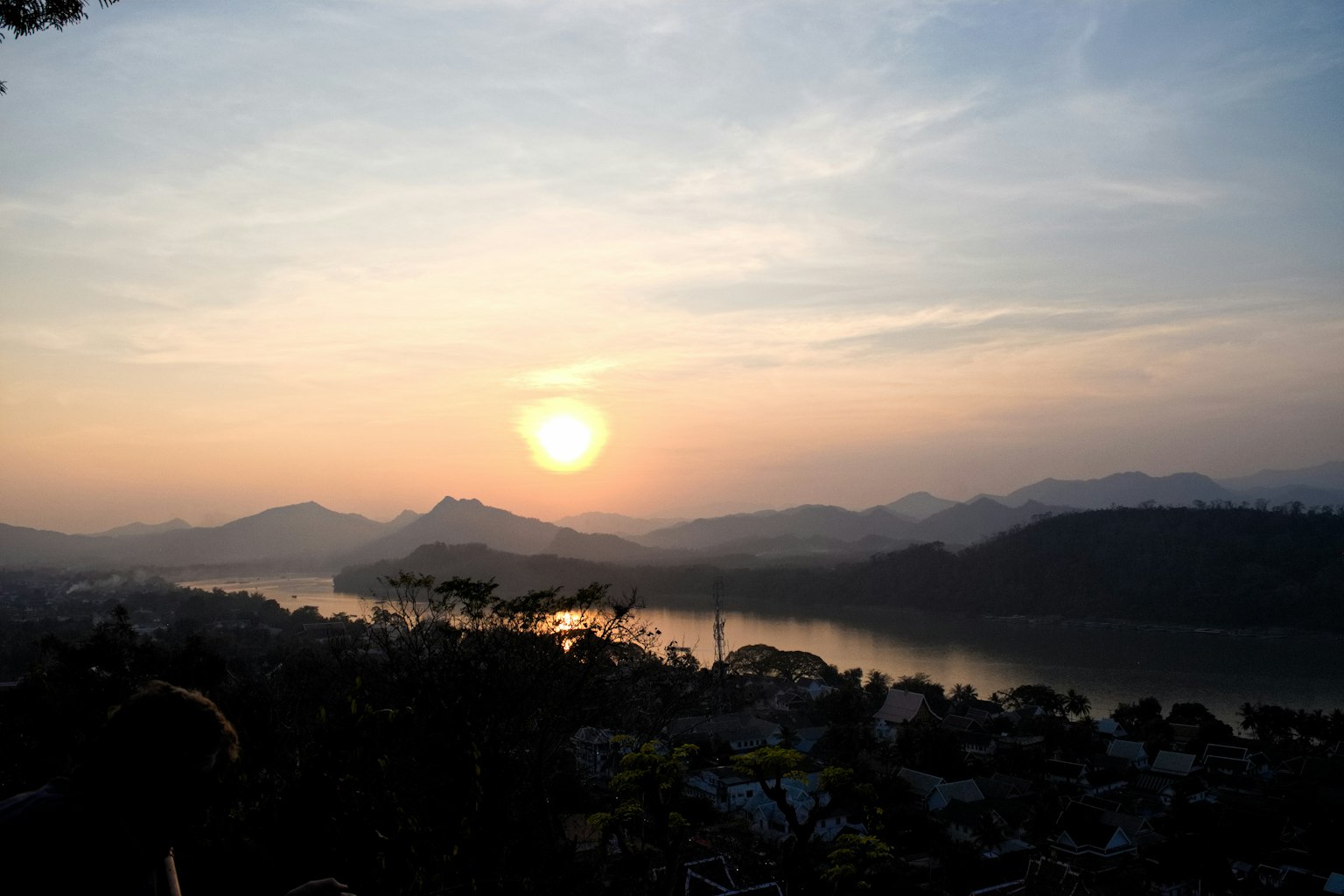 Hoàng hôn đẹp trên núi và sông