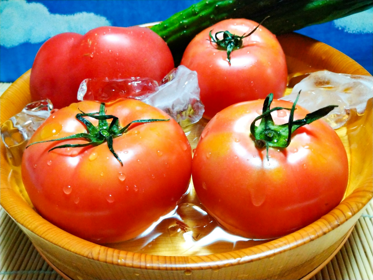 Một bát cà chua rực rỡ trên đá