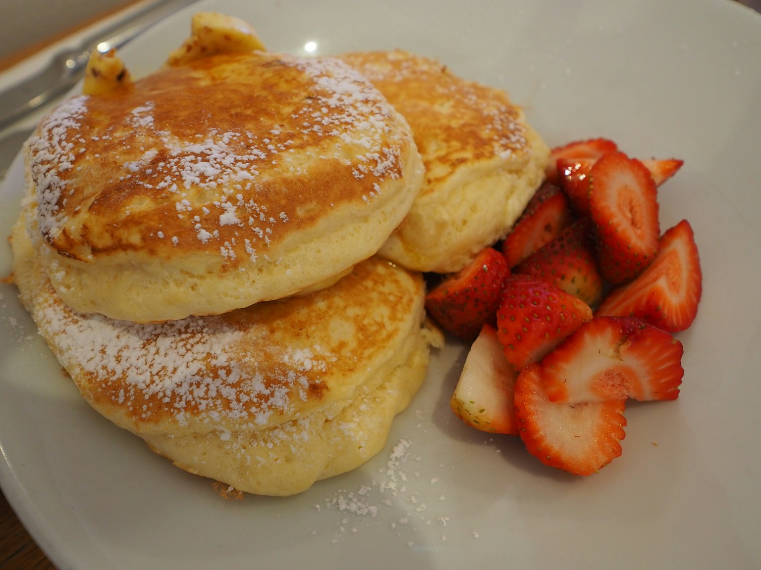 Pancake soffici serviti con fragole fresche