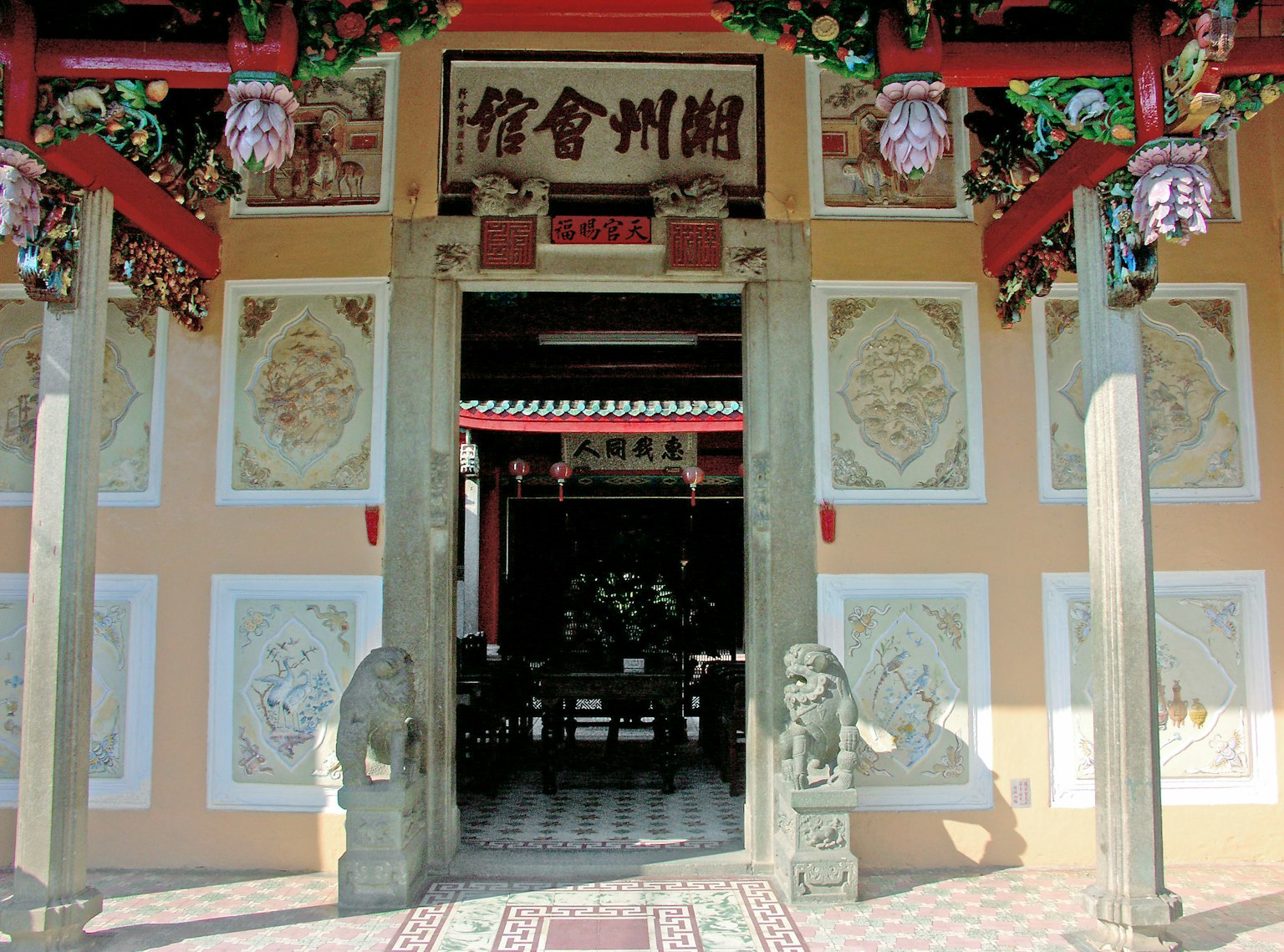 传统建筑的装饰性入口和狮子雕像