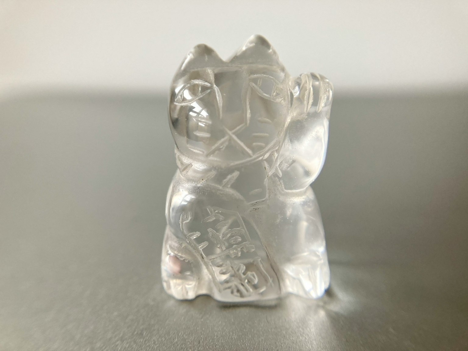 Kleine Skulptur einer Glückskatze aus transparentem Material