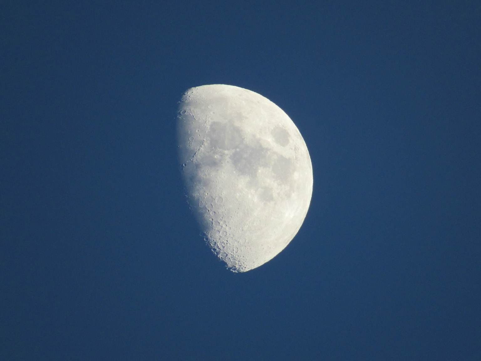 Acercamiento de una luna creciente en un cielo azul