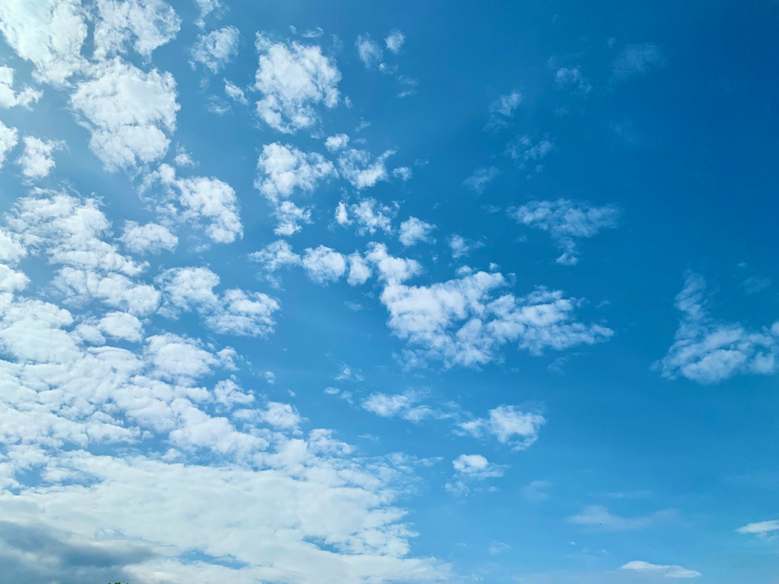 Blauer Himmel mit verstreuten weißen Wolken