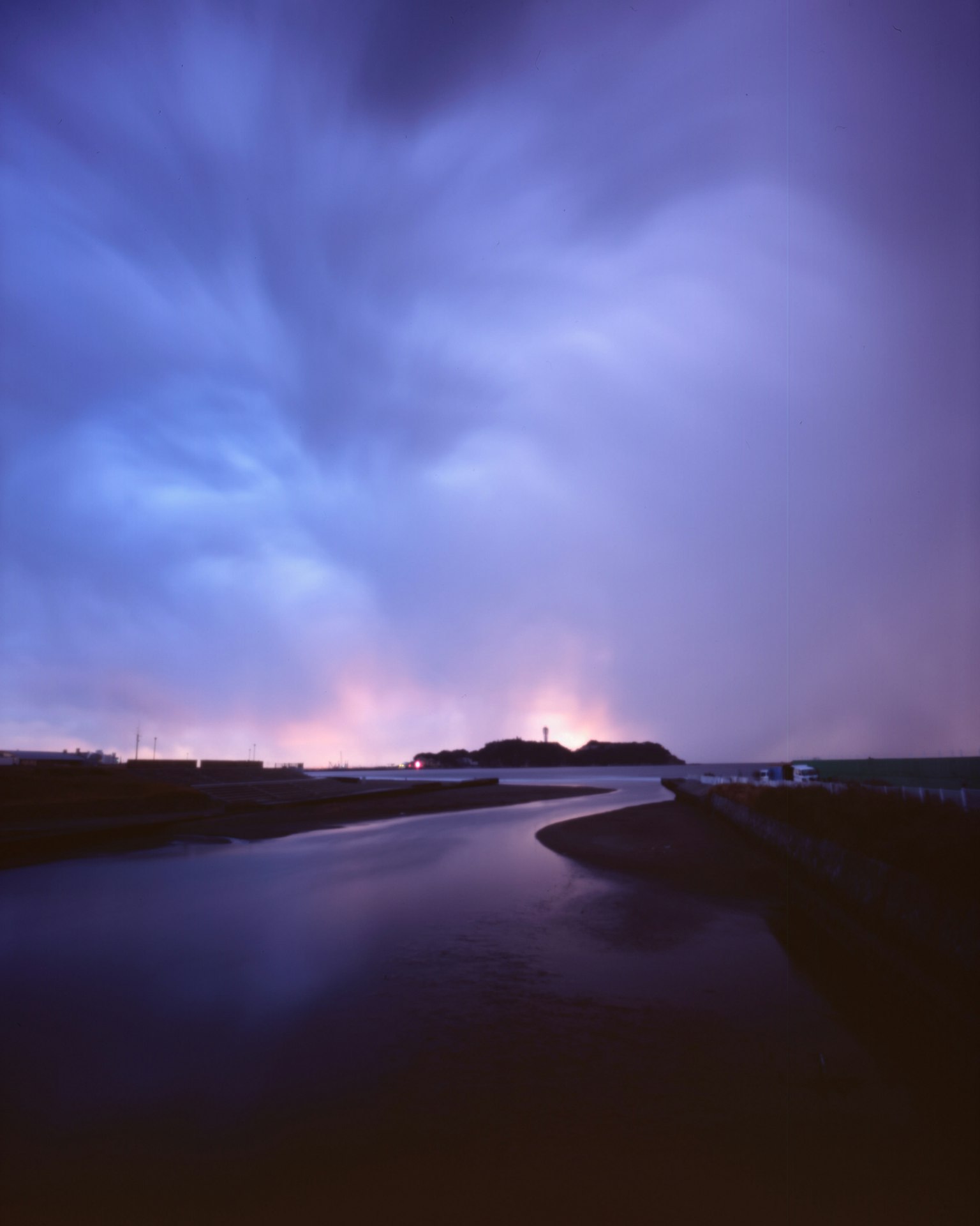 Un paysage frappant avec un ciel bleu-violet et une surface d'eau tranquille