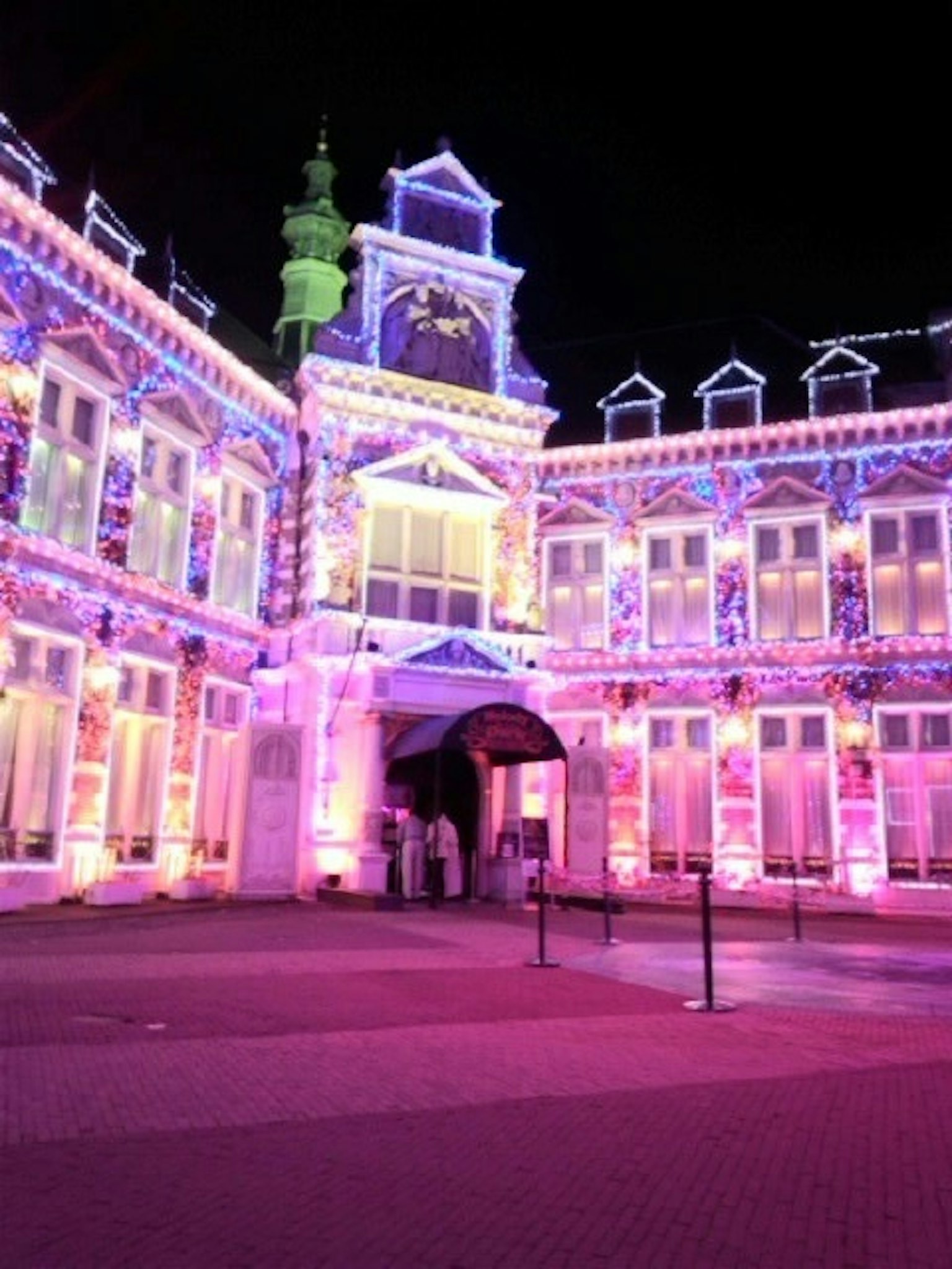 Bellissimo edificio illuminato di notte decorato con luci colorate