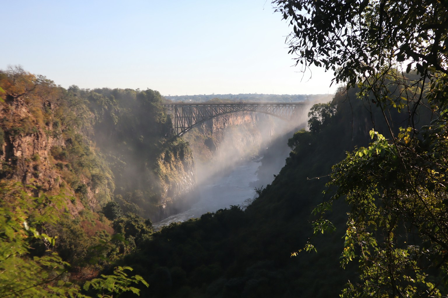 Vista panoramica delle cascate Vittoria con un ponte e nebbia sul canyon