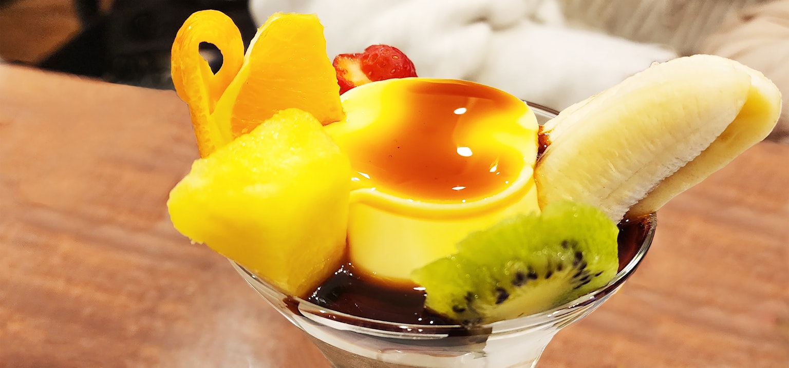 Parfait de dessert coloré avec des fruits et du pudding