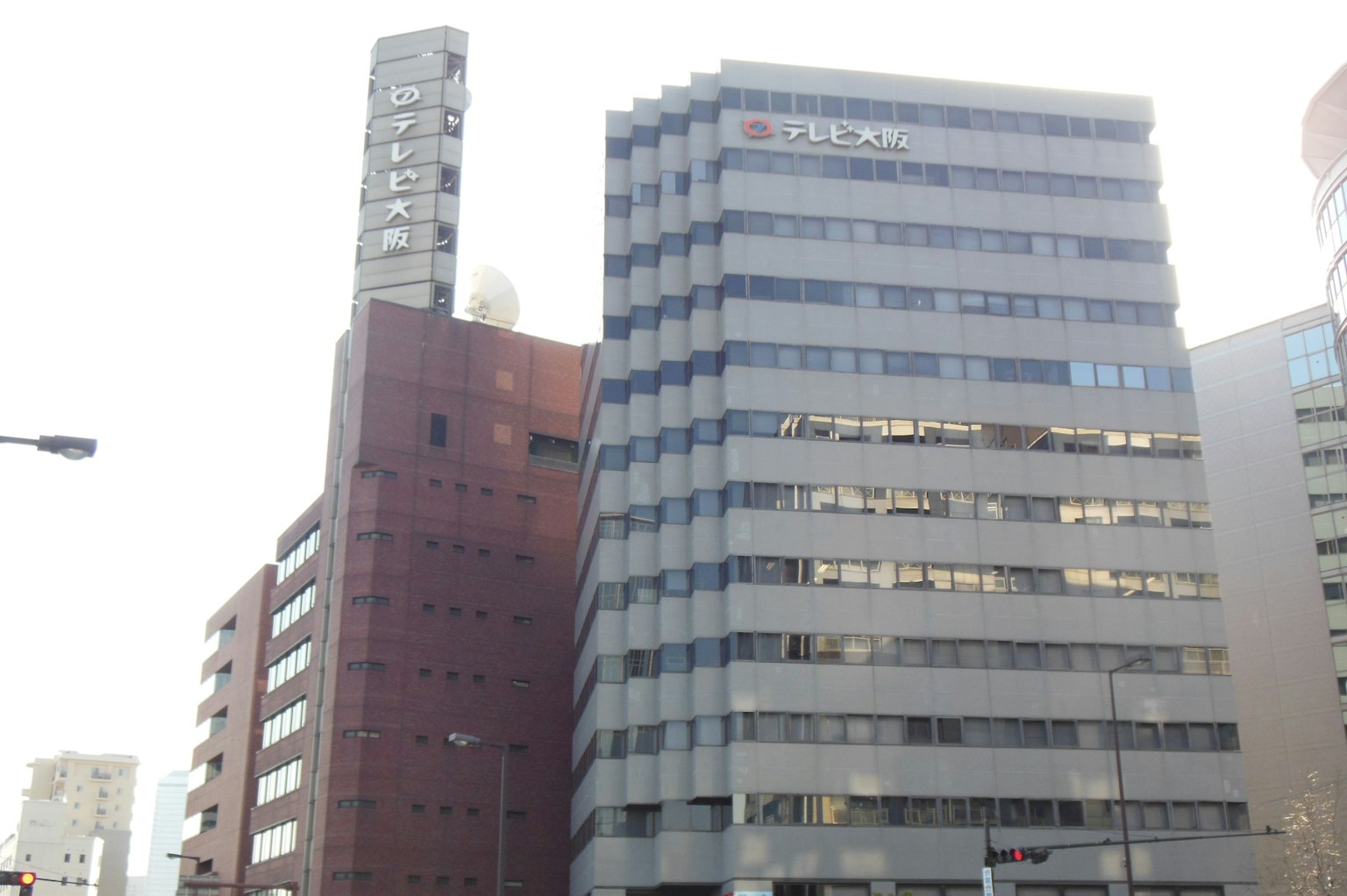 城市風景，紅磚建築與現代玻璃辦公大樓並列