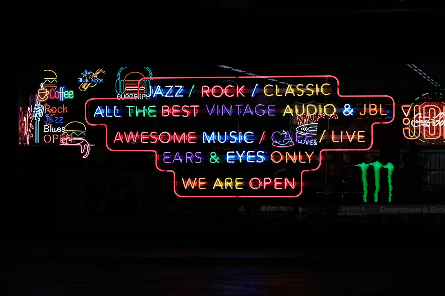 Papan neón dengan Jazz Rock Klasik dan tema audio serta musik