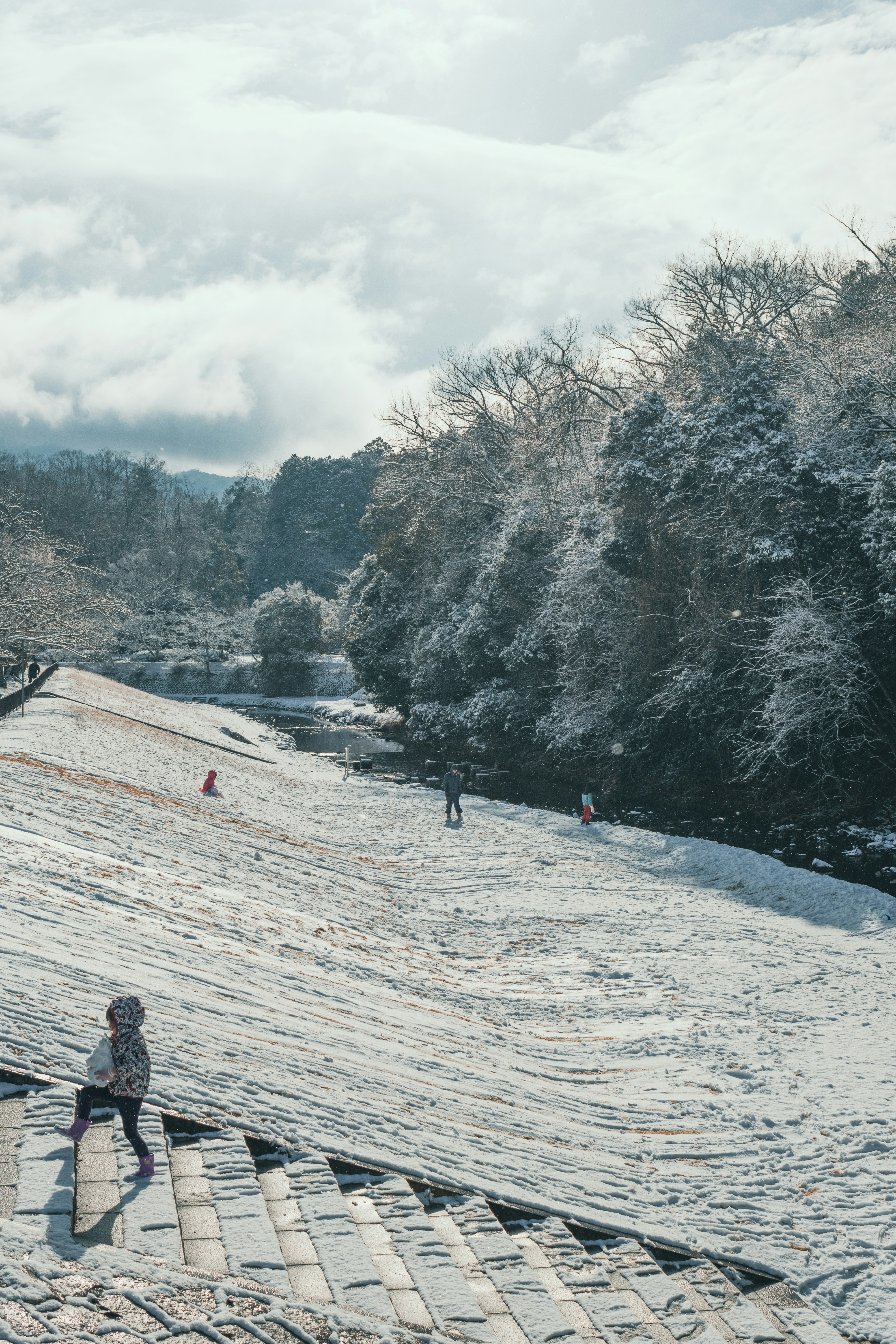 冬季雪景中的雪山坡道与行走的人们
