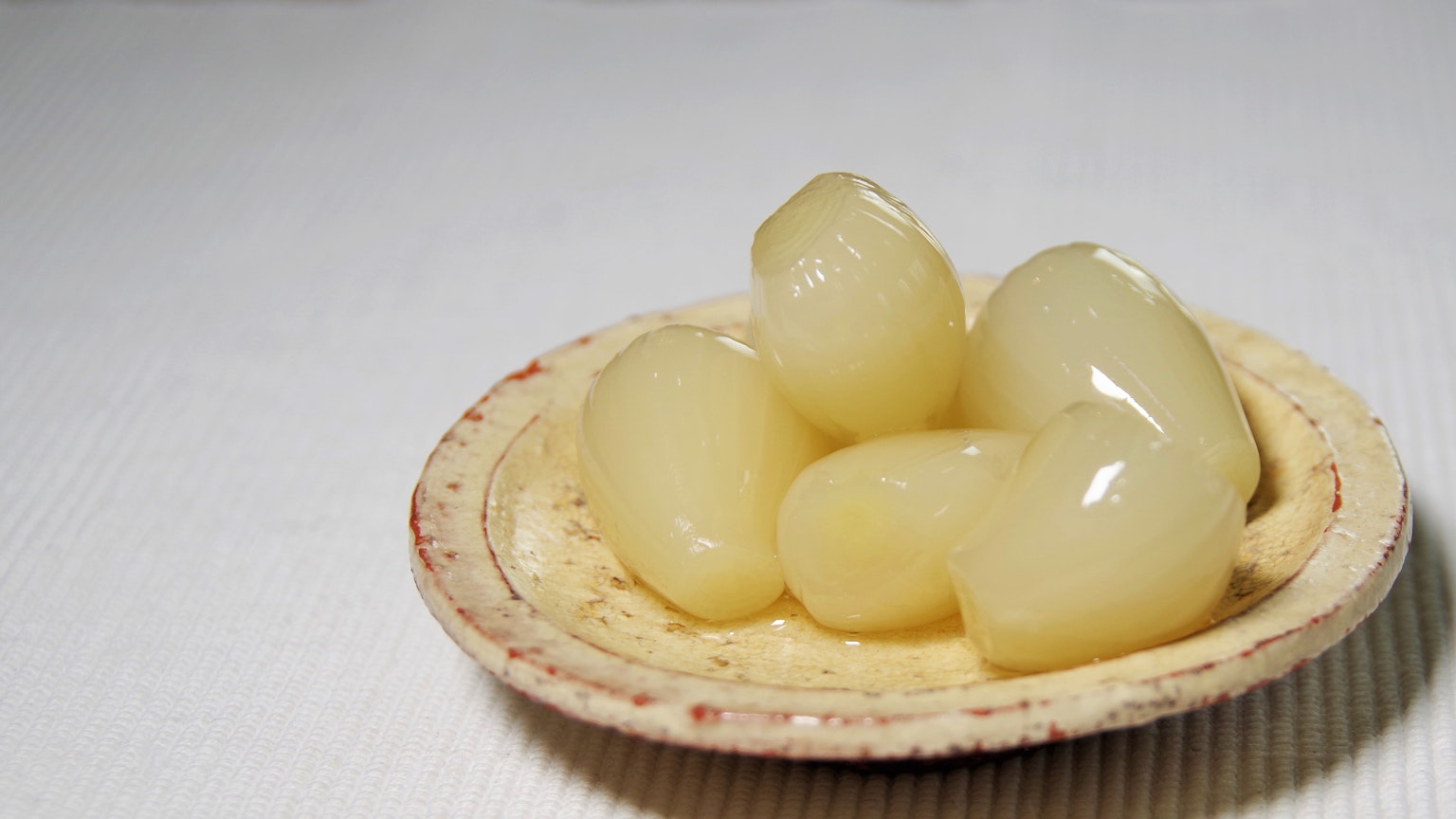 Oggetti simili a frutti traslucidi lucidi su un piatto bianco