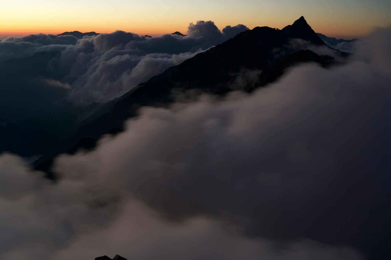 Paisaje montañoso con nubes al atardecer