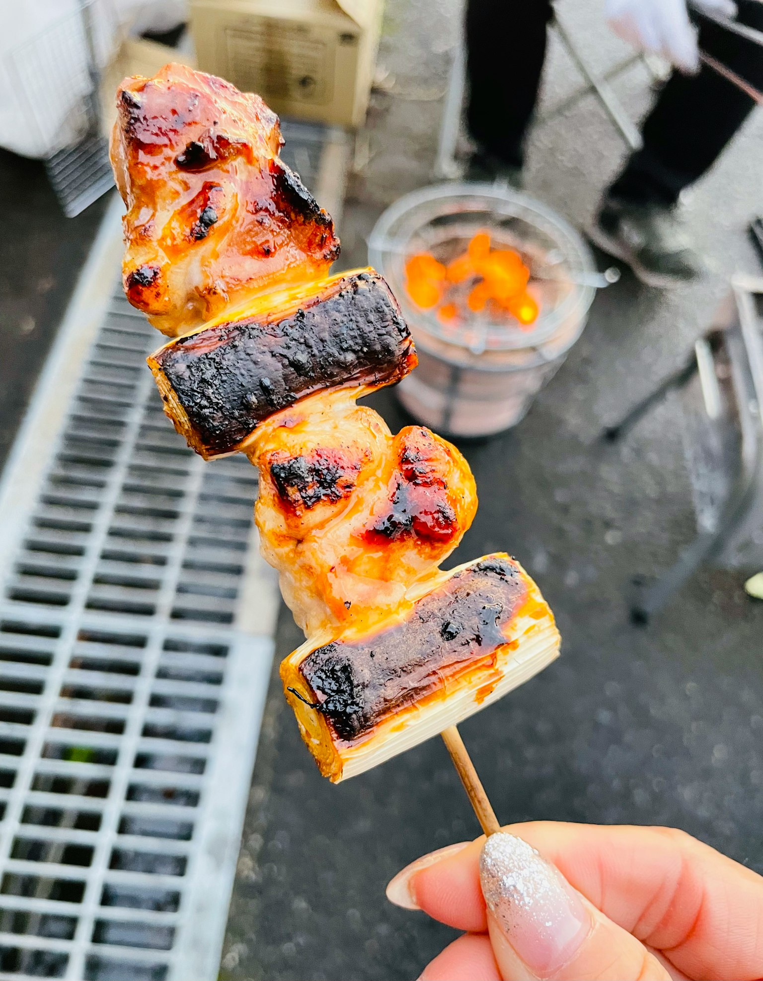 手中握著的烤雞肉串