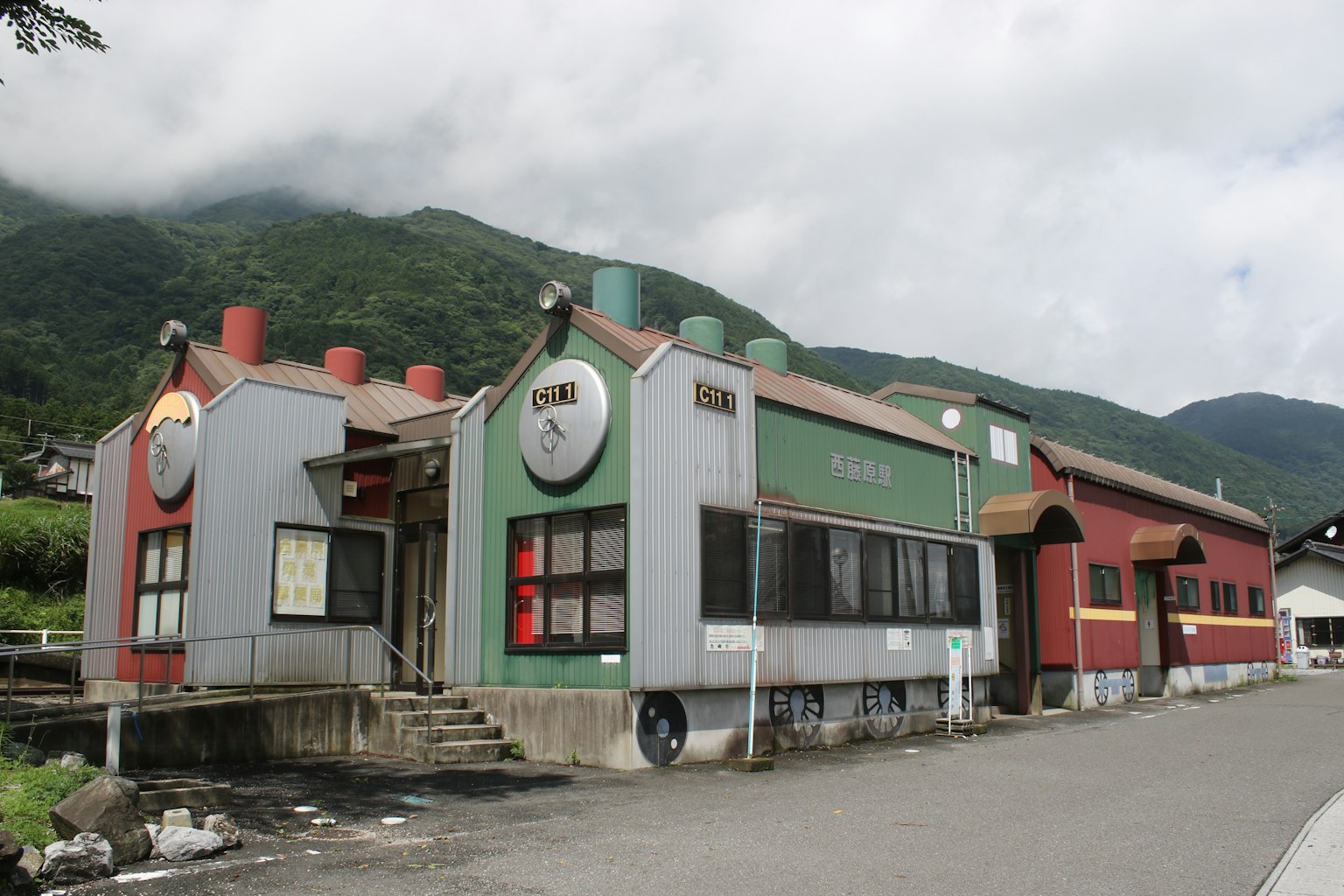 独特的建筑，绿色和红色外观，位于山附近