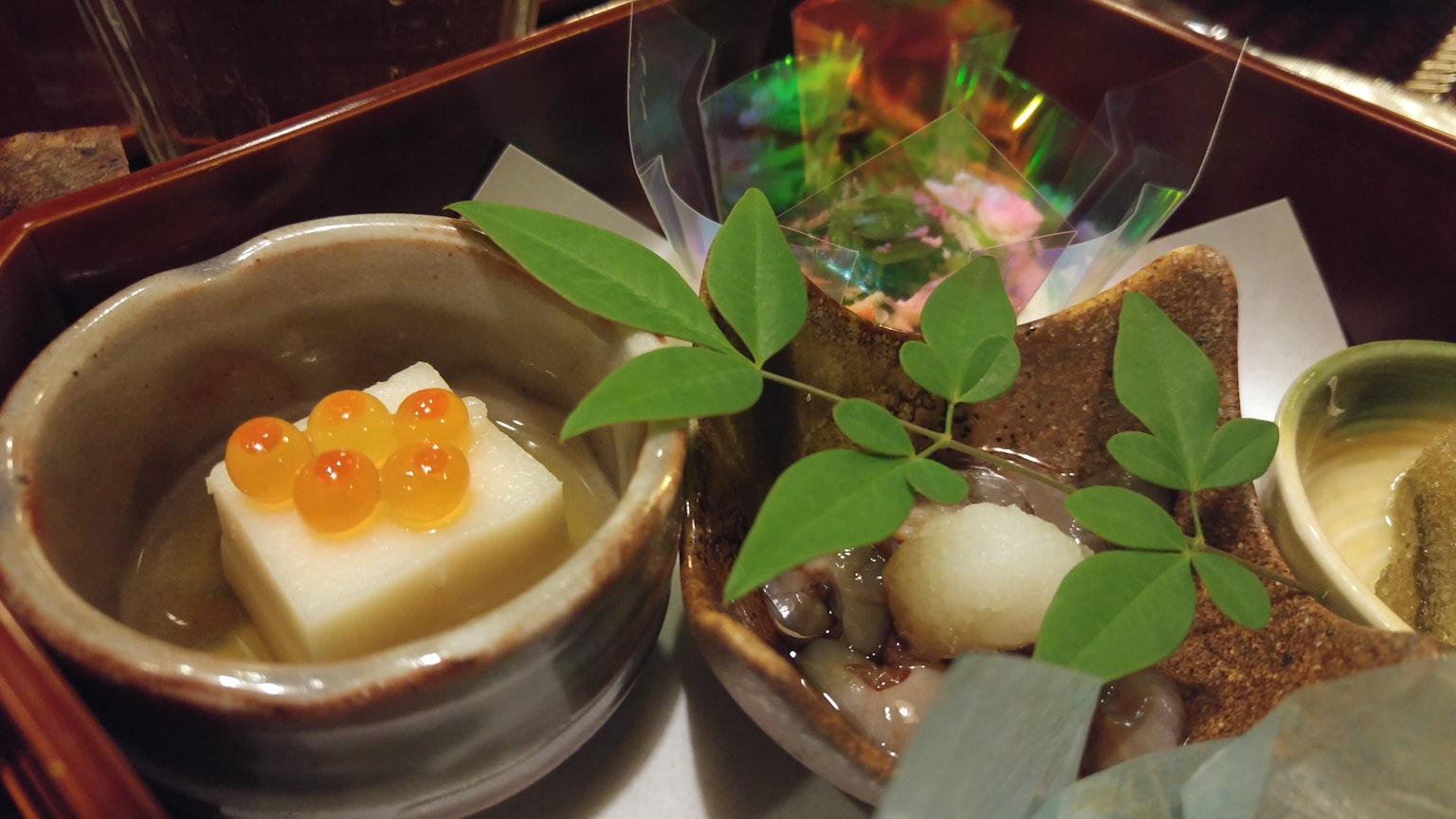 Arrangement de cuisine japonaise avec du tofu surmonté d'œufs de saumon