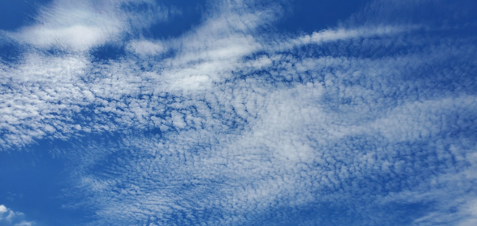 Muster von Wolken im blauen Himmel