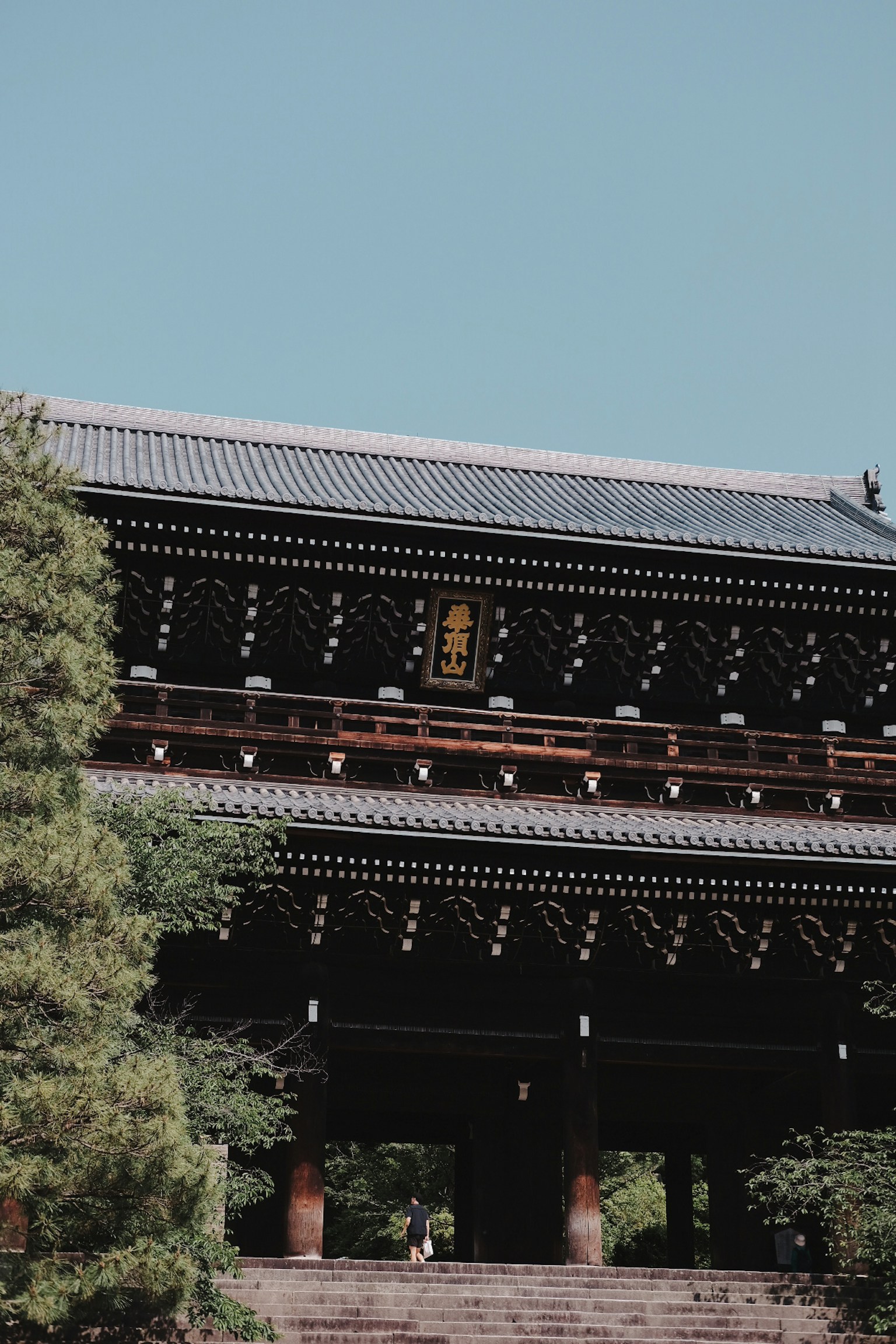 Edificio japonés tradicional bajo un cielo azul claro